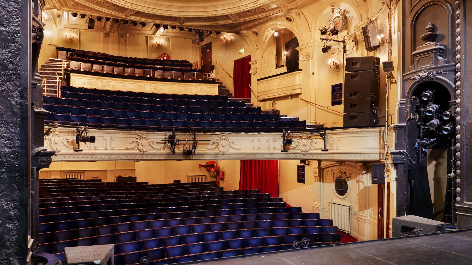 🎭 앰배서더 극장 (Ambassadors Theatre)